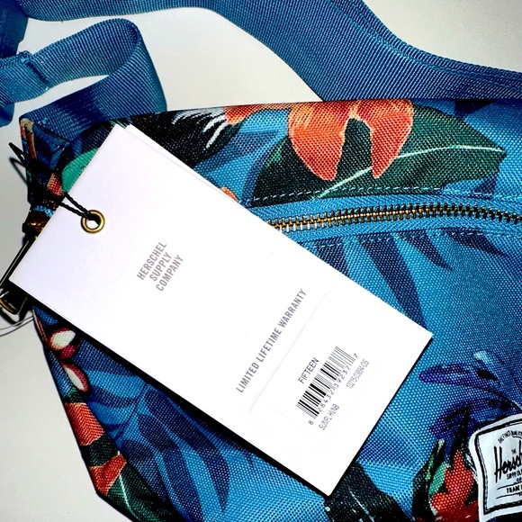 Herschel Hawaiian Print Waist Pack🌺 - Picture 3 of 3
